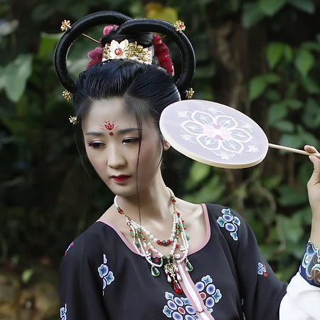 妖艷冷漠的女生頭像，唯美古風真人女子頭像