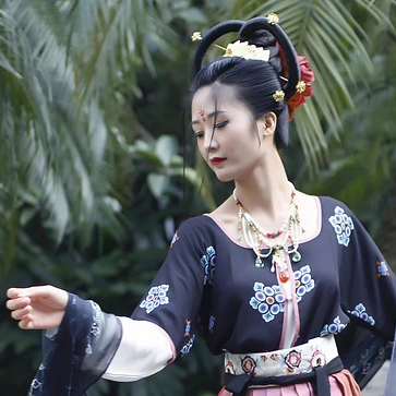 妖艷冷漠的女生頭像，唯美古風真人女子頭像