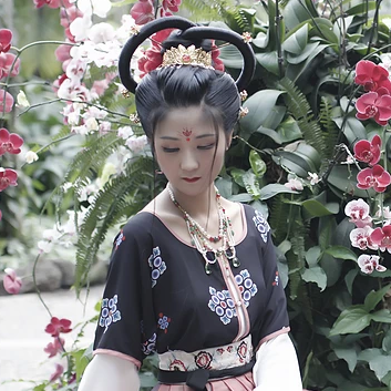 妖艷冷漠的女生頭像，唯美古風真人女子頭像