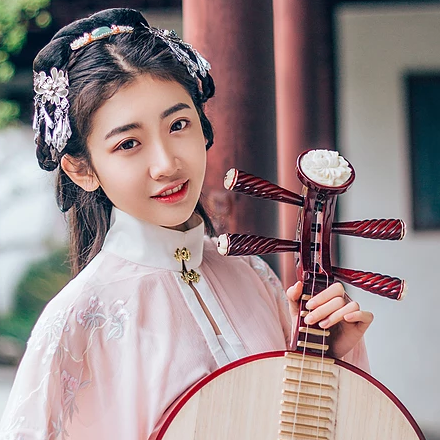 桃花樹(shù)下古風(fēng)頭像，唯美古風(fēng)粉衣女子真人頭像