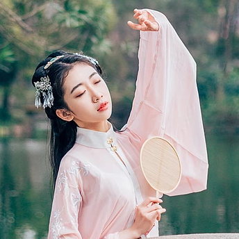 桃花樹(shù)下古風(fēng)頭像，唯美古風(fēng)粉衣女子真人頭像