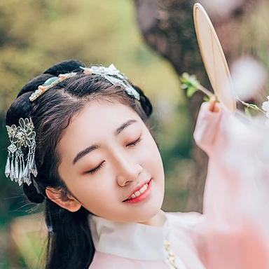 桃花樹(shù)下古風(fēng)頭像，唯美古風(fēng)粉衣女子真人頭像