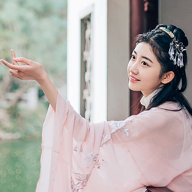 桃花樹(shù)下古風(fēng)頭像，唯美古風(fēng)粉衣女子真人頭像