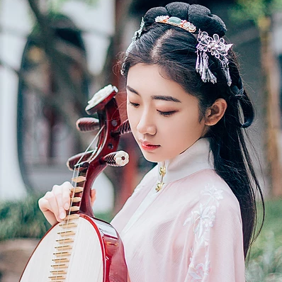 桃花樹(shù)下古風(fēng)頭像，唯美古風(fēng)粉衣女子真人頭像