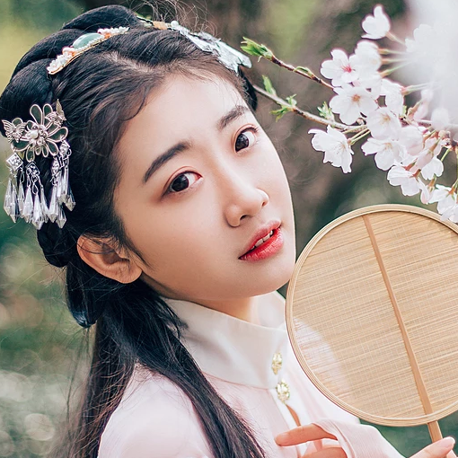 桃花樹(shù)下古風(fēng)頭像，唯美古風(fēng)粉衣女子真人頭像