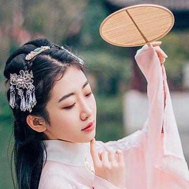 桃花樹(shù)下古風(fēng)頭像，唯美古風(fēng)粉衣女子真人頭像