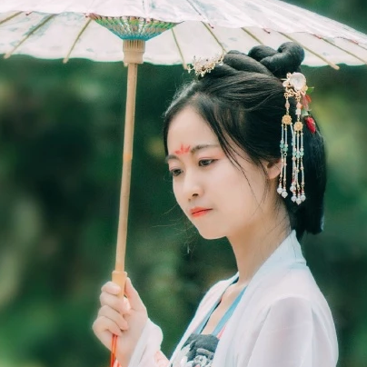 紅衣女子帶傘頭像，唯美古風(fēng)女子真人頭像