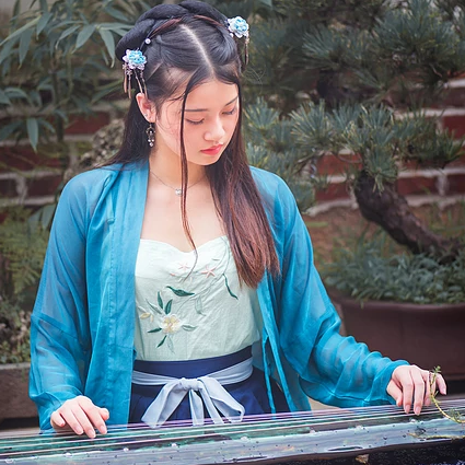 藍(lán)衣帶團(tuán)扇女生頭像，唯美古風(fēng)女子真人頭像