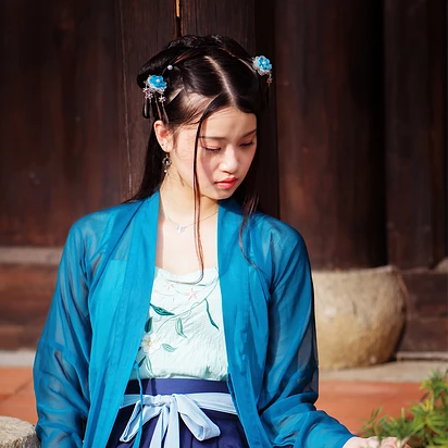 藍(lán)衣帶團(tuán)扇女生頭像，唯美古風(fēng)女子真人頭像