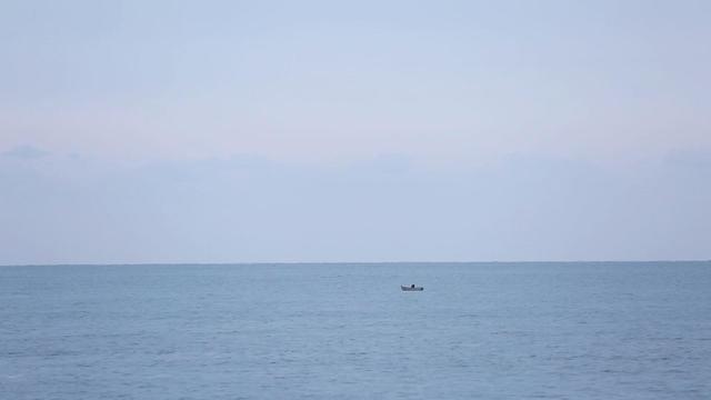 青島·Villaart維林藝墅，因?yàn)榉孔訍凵弦蛔? src="/wenxue/d/file/bigpic/190404/04/13-1G01PU151-52.jpg" style="height: 450px; width: 800px;" / data-5ZLZ="QudRBl"></p>
<p data-1uza="swkx9O">
	　　&ldquo;有時(shí)候太陽躲進(jìn)云里。陽光透過云縫直射到水面上，很難分辨出哪里是水，哪里是天，只看見一片燦爛的亮光。有時(shí)候天邊有黑云，云還很厚，太陽升起來，人看不見它，它的光芒給黑云鑲了一道光亮的金邊。后來，太陽慢慢透出重圍，出現(xiàn)在天空，把一片片云染成了紫色或者紅色。這時(shí)候，不僅是太陽、云和海水，連我自己也成了光亮的了。&rdquo;</p>
<p data-upkQ="R8PEw7">
	　　上個(gè)世紀(jì)，巴金在去英國的郵輪上寫出了《海上日出》，描繪了幾種不同天氣下，海上日出的壯美奇觀。</p>
<p data-6PBc="FyS36z">
	　　生活在維林藝墅的幾個(gè)月里，每一天，我都能遇見這樣美好又豐富的日出，站在窗前，倚在床榻，又或躺在浴缸里&hellip;&hellip;<br / data-ayNL="c8382N">
	<img alt=