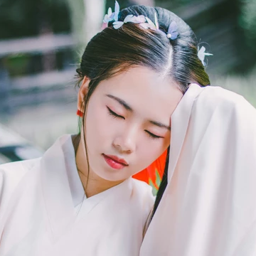 白衣帶折扇女生頭像，唯美古風(fēng)真人頭像