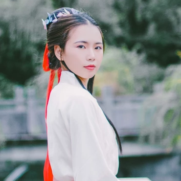 白衣帶折扇女生頭像，唯美古風(fēng)真人頭像