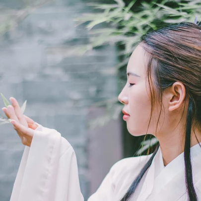 白衣帶折扇女生頭像，唯美古風(fēng)真人頭像