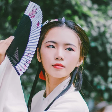 白衣帶折扇女生頭像，唯美古風(fēng)真人頭像