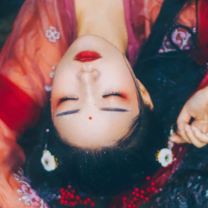 嬌艷紅衣女子頭像，唯美古風真人頭像