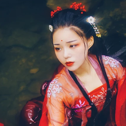 嬌艷紅衣女子頭像，唯美古風真人頭像