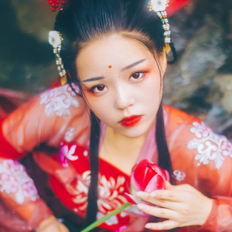 嬌艷紅衣女子頭像，唯美古風真人頭像