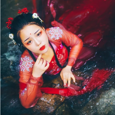 嬌艷紅衣女子頭像，唯美古風真人頭像