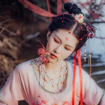 嬌艷彼岸花女子頭像，唯美古風(fēng)真人頭像