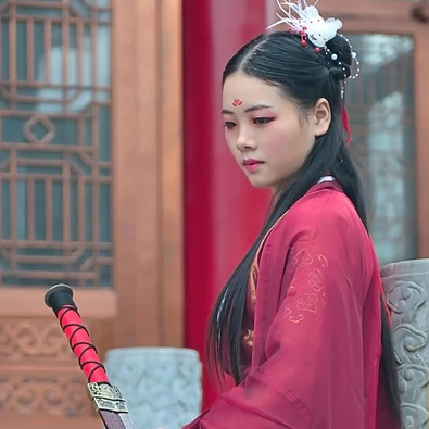 霸氣紅衣女子帶劍頭像，唯美古風(fēng)女子真人頭像