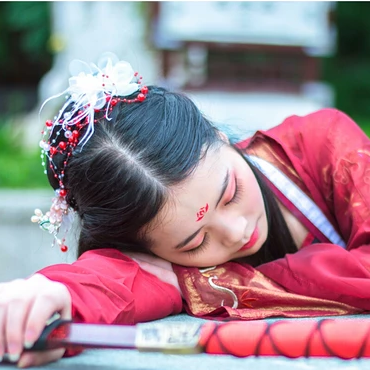 霸氣紅衣女子帶劍頭像，唯美古風(fēng)女子真人頭像