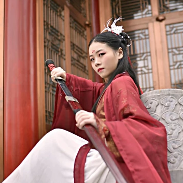 霸氣紅衣女子帶劍頭像，唯美古風(fēng)女子真人頭像