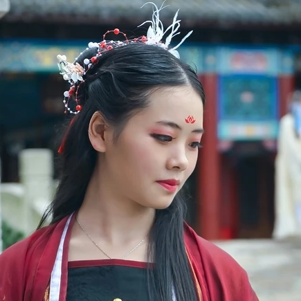 霸氣紅衣女子帶劍頭像，唯美古風(fēng)女子真人頭像