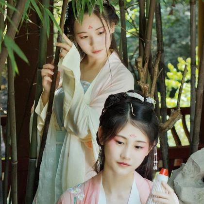 綠陰樹下閨蜜頭像，唯美古風(fēng)女子頭像