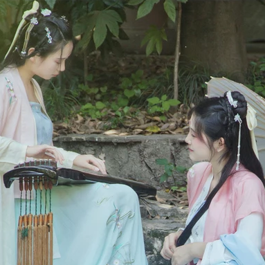 綠陰樹下閨蜜頭像，唯美古風(fēng)女子頭像