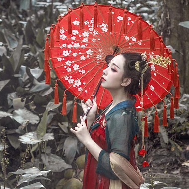 嬌艷紅裙帶紅傘頭像，唯美古風(fēng)女子頭像