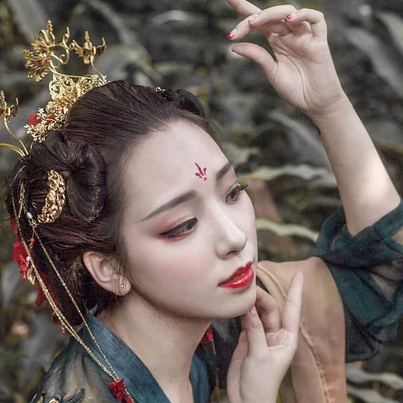 嬌艷紅裙帶紅傘頭像，唯美古風(fēng)女子頭像