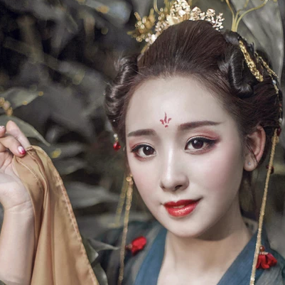 嬌艷紅裙帶紅傘頭像，唯美古風(fēng)女子頭像