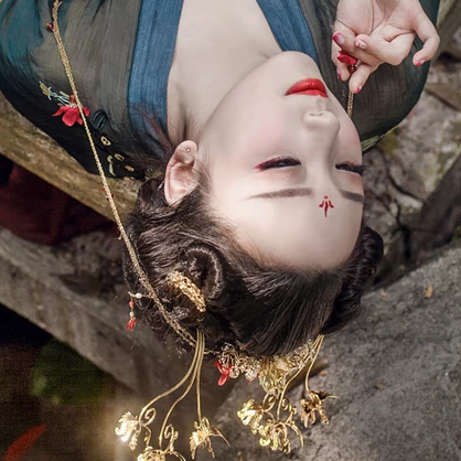 嬌艷紅裙帶紅傘頭像，唯美古風(fēng)女子頭像