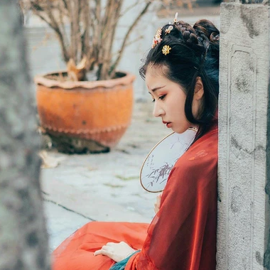 青玉暗紅裙帶團(tuán)扇頭像，唯美古風(fēng)女子頭像