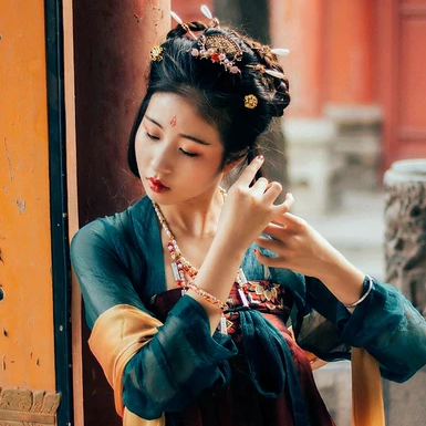 青玉暗紅裙帶團(tuán)扇頭像，唯美古風(fēng)女子頭像