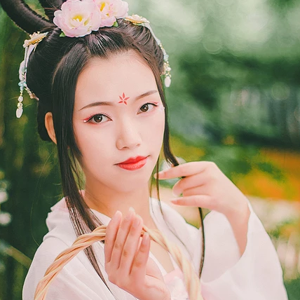 嬌艷花朵粉裙頭像，唯美古風(fēng)女子頭像