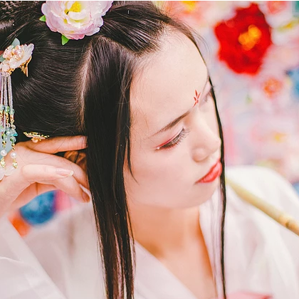 嬌艷花朵粉裙頭像，唯美古風(fēng)女子頭像