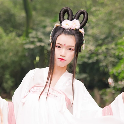 嬌艷花朵粉裙頭像，唯美古風(fēng)女子頭像