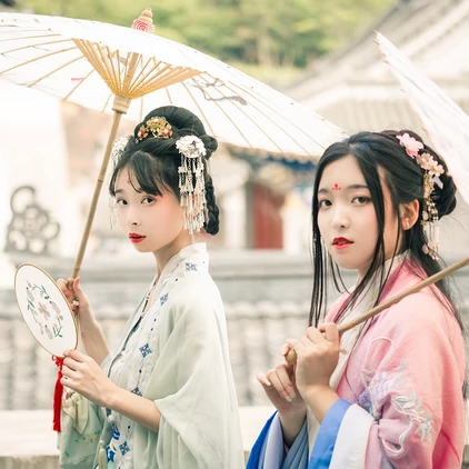 陽光下漢服帶傘頭像，唯美古風閨蜜頭像