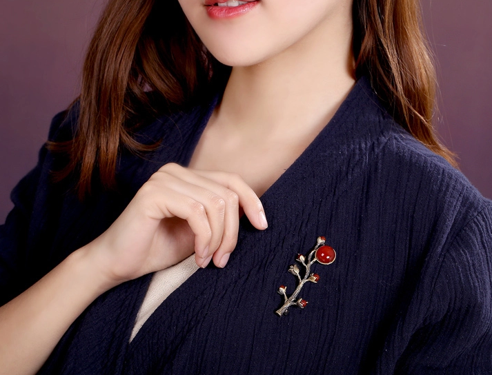 一曲紅塵胸針，優(yōu)雅復(fù)古瑪瑙飾品