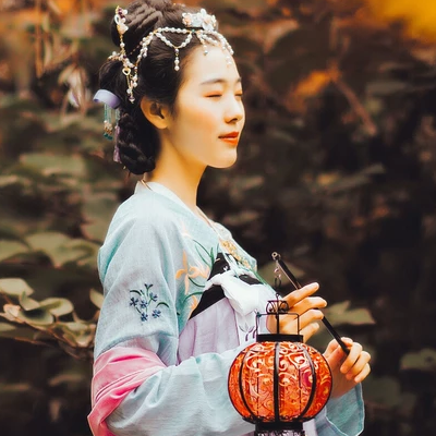 秋意唯美帶傘頭像，唯美古風(fēng)真人女子頭像