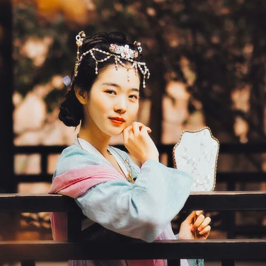 秋意唯美帶傘頭像，唯美古風(fēng)真人女子頭像