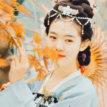 秋意唯美帶傘頭像，唯美古風(fēng)真人女子頭像