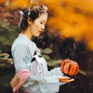 秋意唯美帶傘頭像，唯美古風(fēng)真人女子頭像