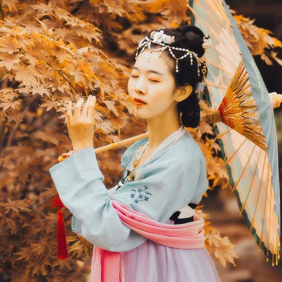 秋意唯美帶傘頭像，唯美古風(fēng)真人女子頭像