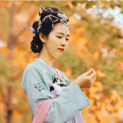 秋意唯美帶傘頭像，唯美古風(fēng)真人女子頭像