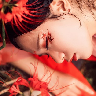 妖艷彼岸花紅衣女子頭像，唯美古風(fēng)真人頭像