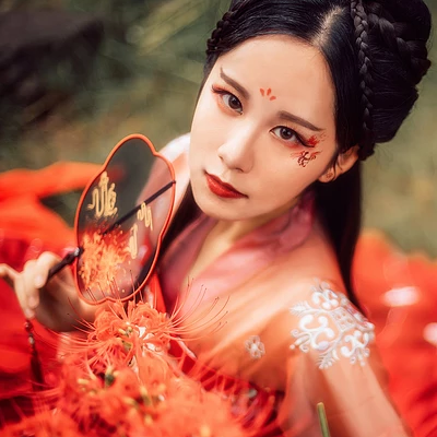 妖艷彼岸花紅衣女子頭像，唯美古風(fēng)真人頭像