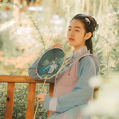 秋風(fēng)帶團扇少女頭像，唯美古風(fēng)真人頭像