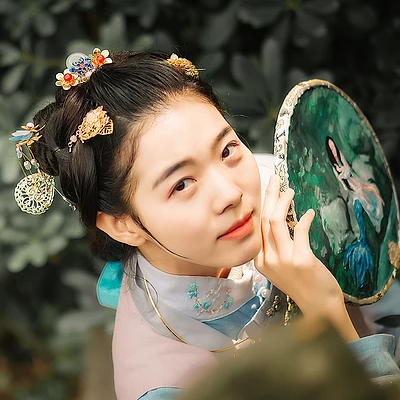秋風(fēng)帶團扇少女頭像，唯美古風(fēng)真人頭像